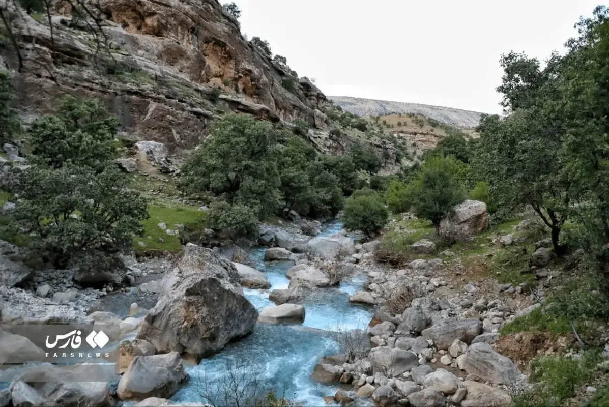 رقص چشمه‌های دروغین در دل کوهستان