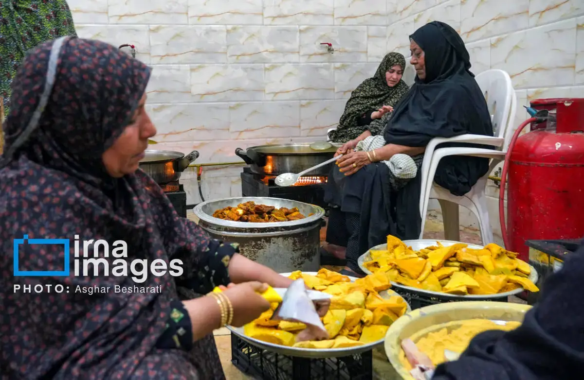 پخت غذا توسط زنان بومی جزیره قشم در تجمعات شبانه