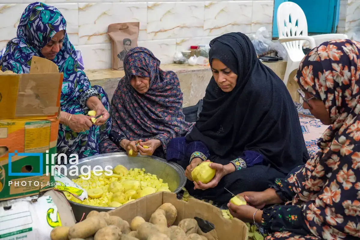 پخت غذا توسط زنان بومی جزیره قشم در تجمعات شبانه