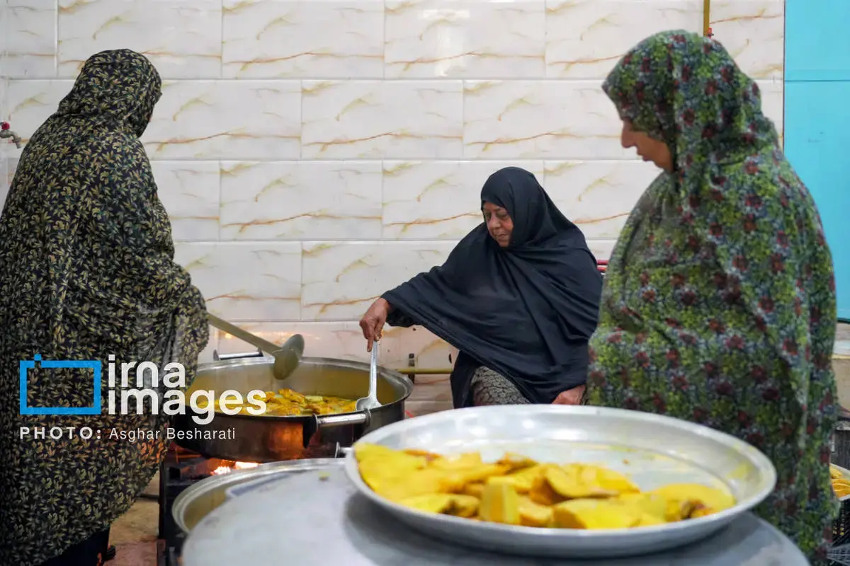 پخت غذا توسط زنان بومی جزیره قشم در تجمعات شبانه