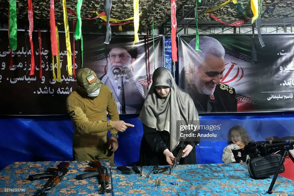  آموزش کار با تفنگ در میدان ونک تهران 