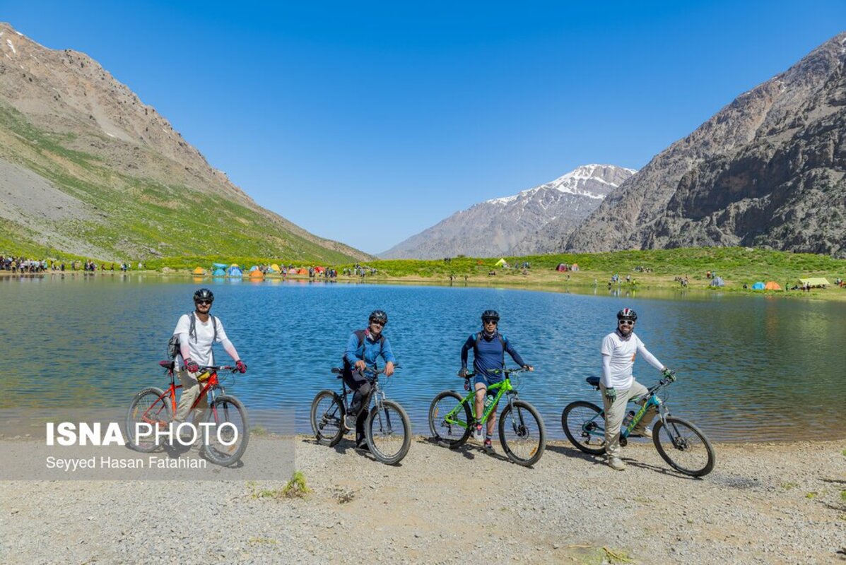 کمپ تفریحی و توریستی در دریاچه کوه گُل دنا
