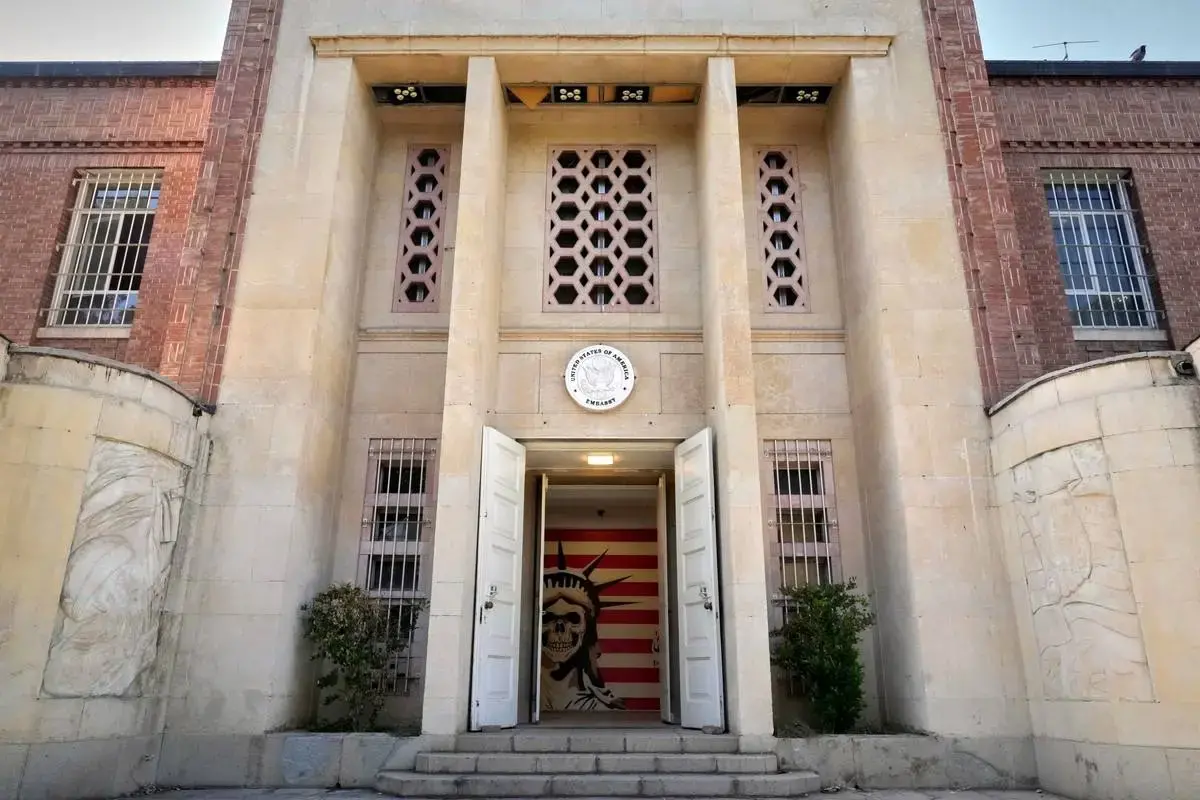 نگاهی به داخل سفارت سابق آمریکا در تهران
