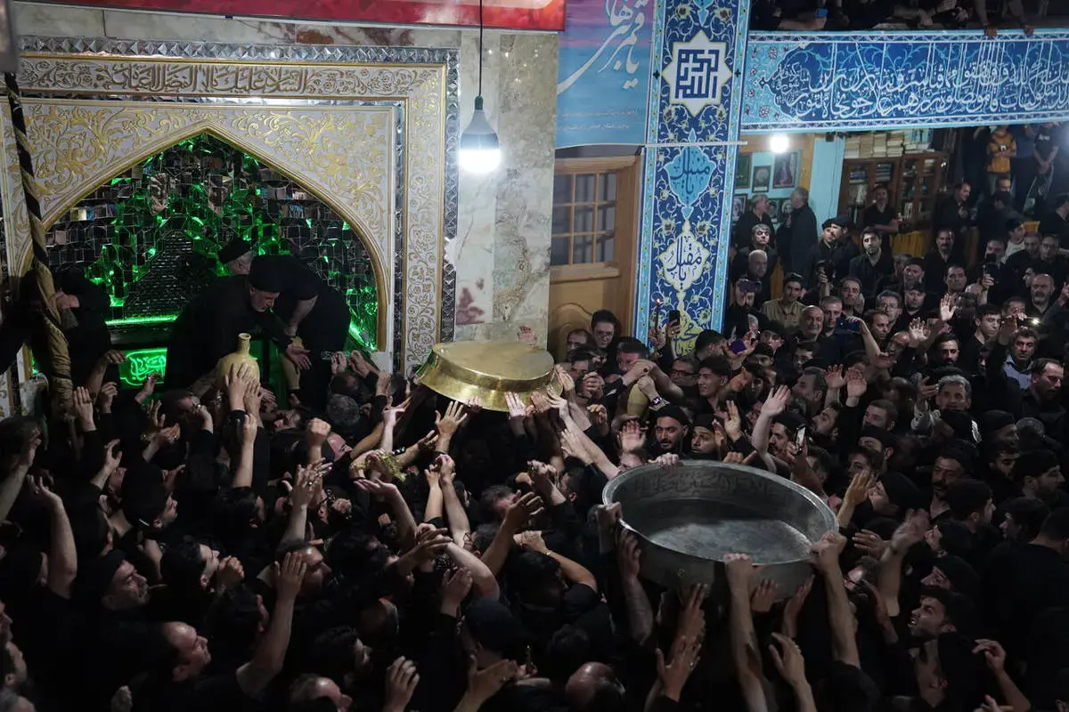 حال‌وهوای معنوی طشت‌گذاری در مسجد جامع اردبیل