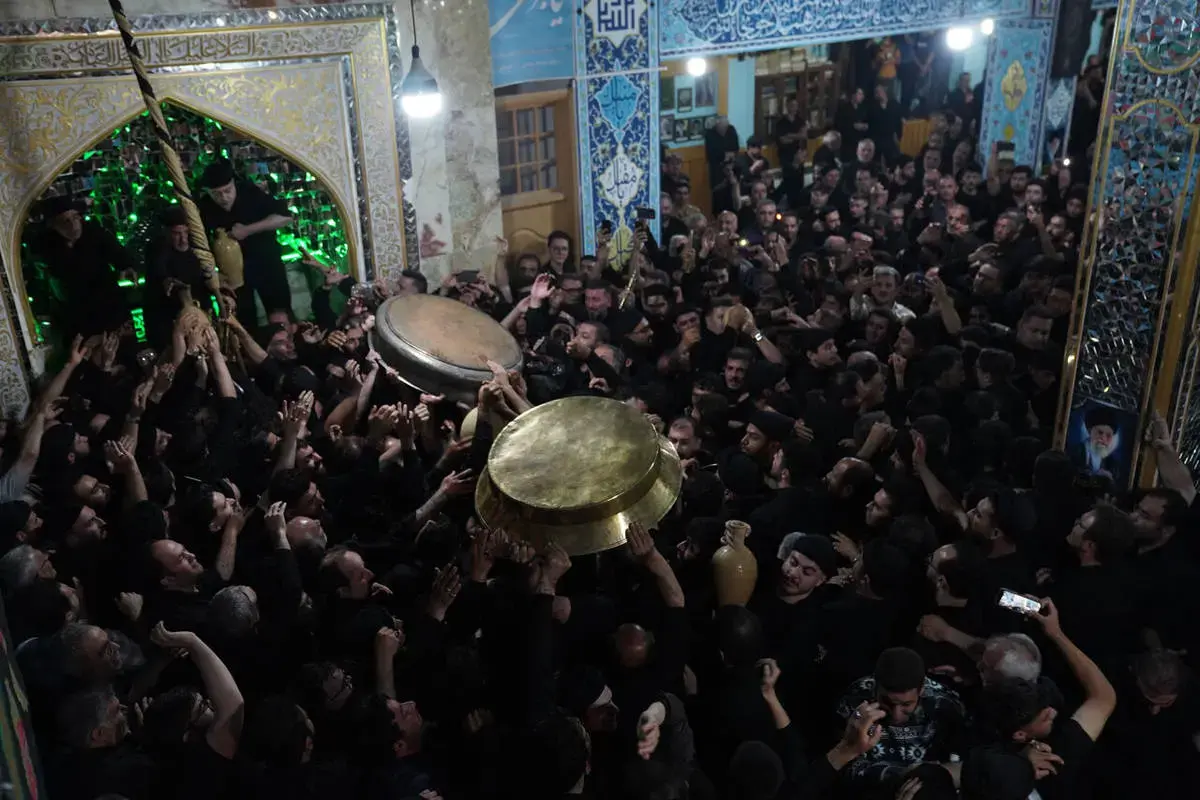 حال‌وهوای معنوی طشت‌گذاری در مسجد جامع اردبیل