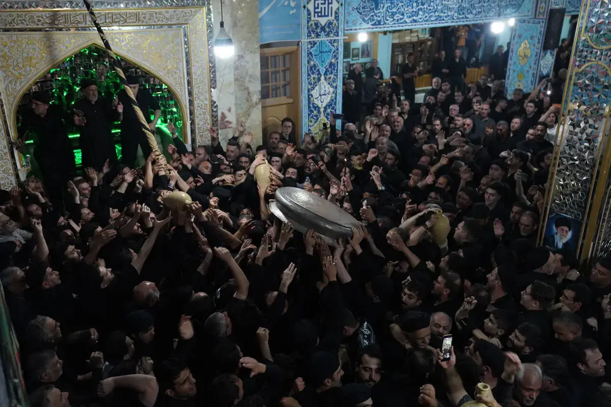 حال‌وهوای معنوی طشت‌گذاری در مسجد جامع اردبیل