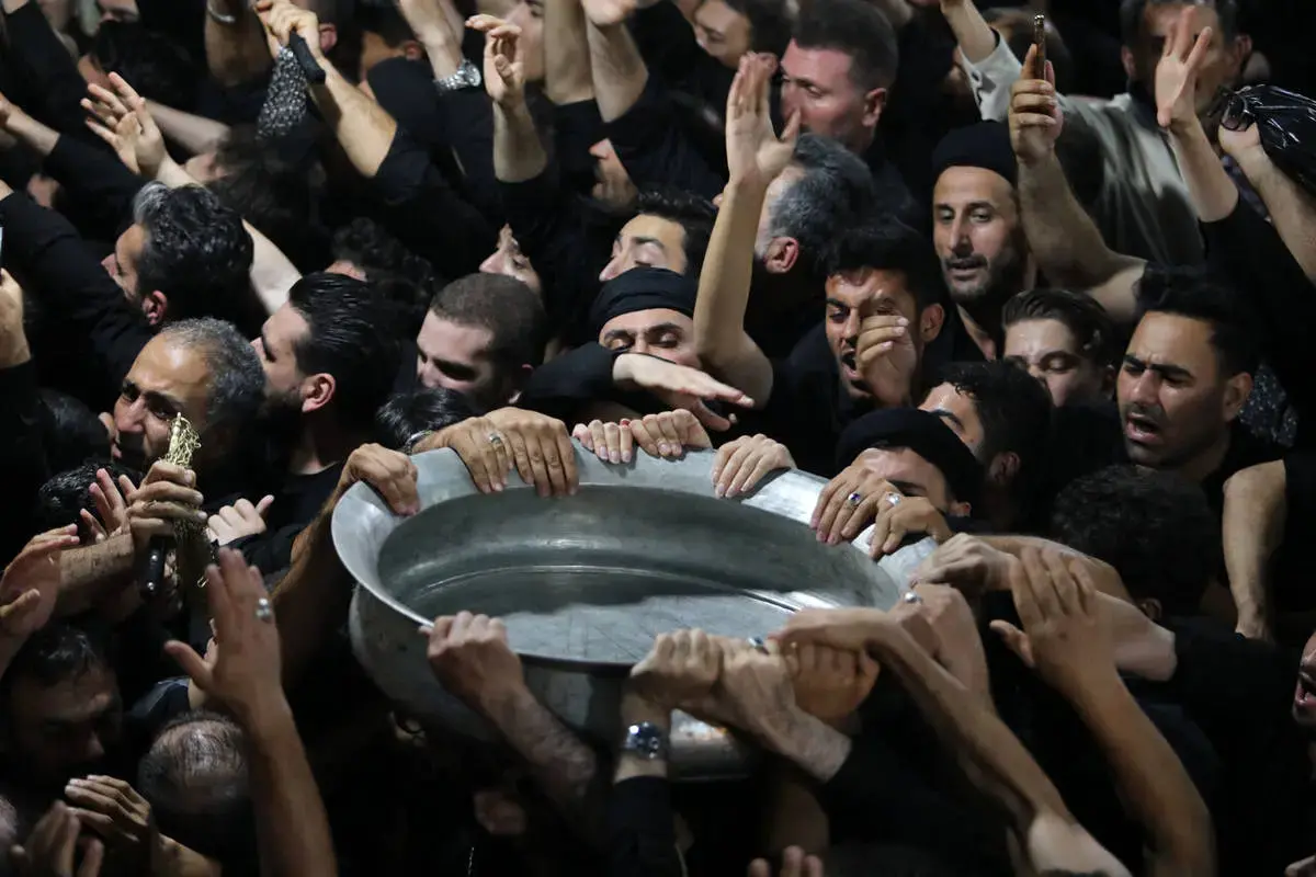 حال‌وهوای معنوی طشت‌گذاری در مسجد جامع اردبیل