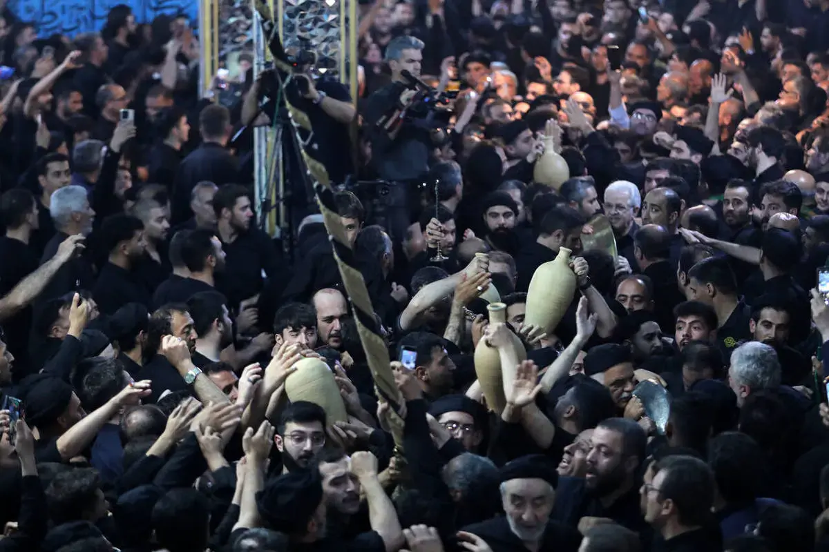 حال‌وهوای معنوی طشت‌گذاری در مسجد جامع اردبیل