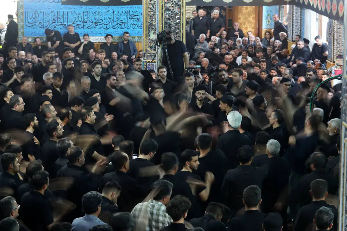 حال‌وهوای معنوی طشت‌گذاری در مسجد جامع اردبیل