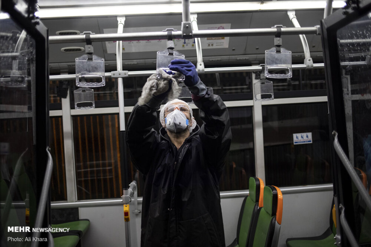 ضدعفونی و شست‌وشوی واگن‌های مترو برای مقابله با ویروس کرونا در تهران