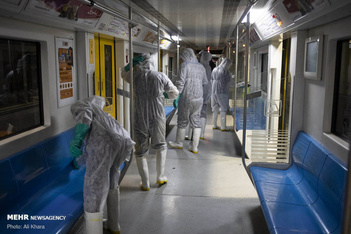 ضدعفونی و شست‌وشوی واگن‌های مترو برای مقابله با ویروس کرونا در تهران