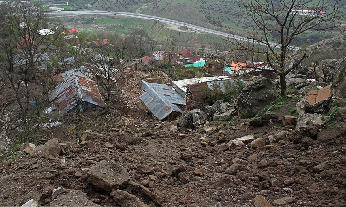 سقوط سنگ در یکی از روستا‌های سوادکوه
