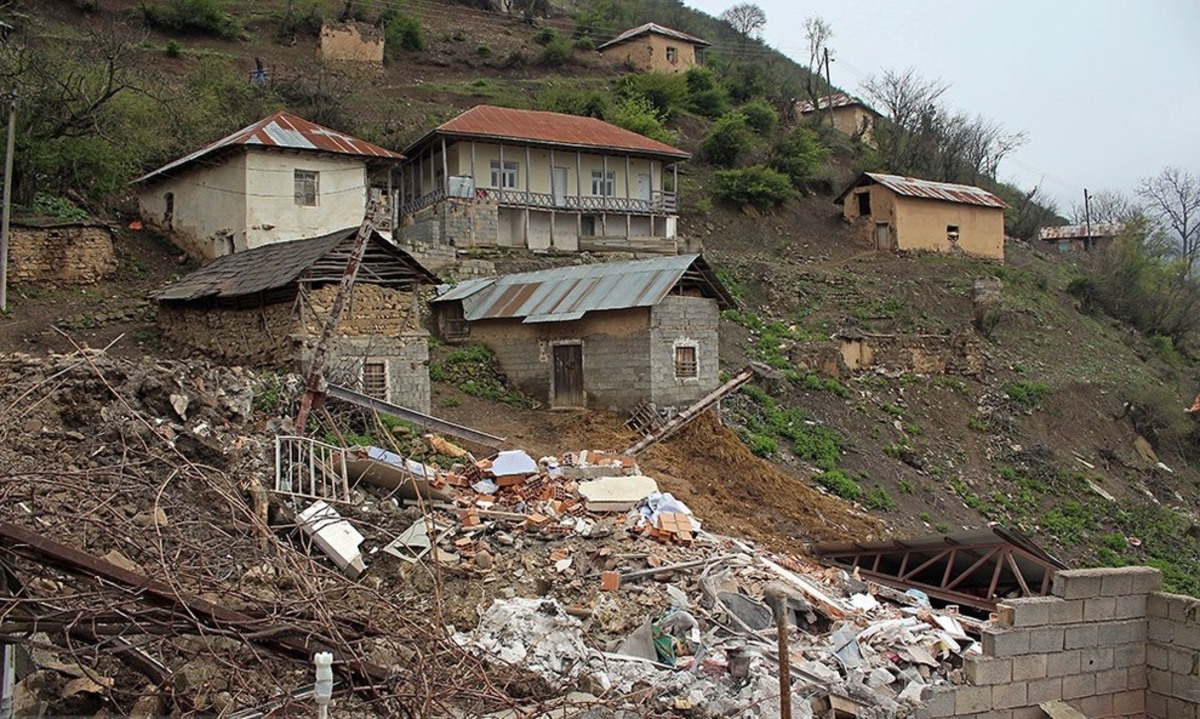سقوط سنگ در یکی از روستا‌های سوادکوه