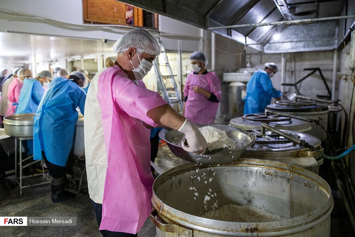 طبخ غذای متبرک رضوی برای بیمارستان‌های تهران