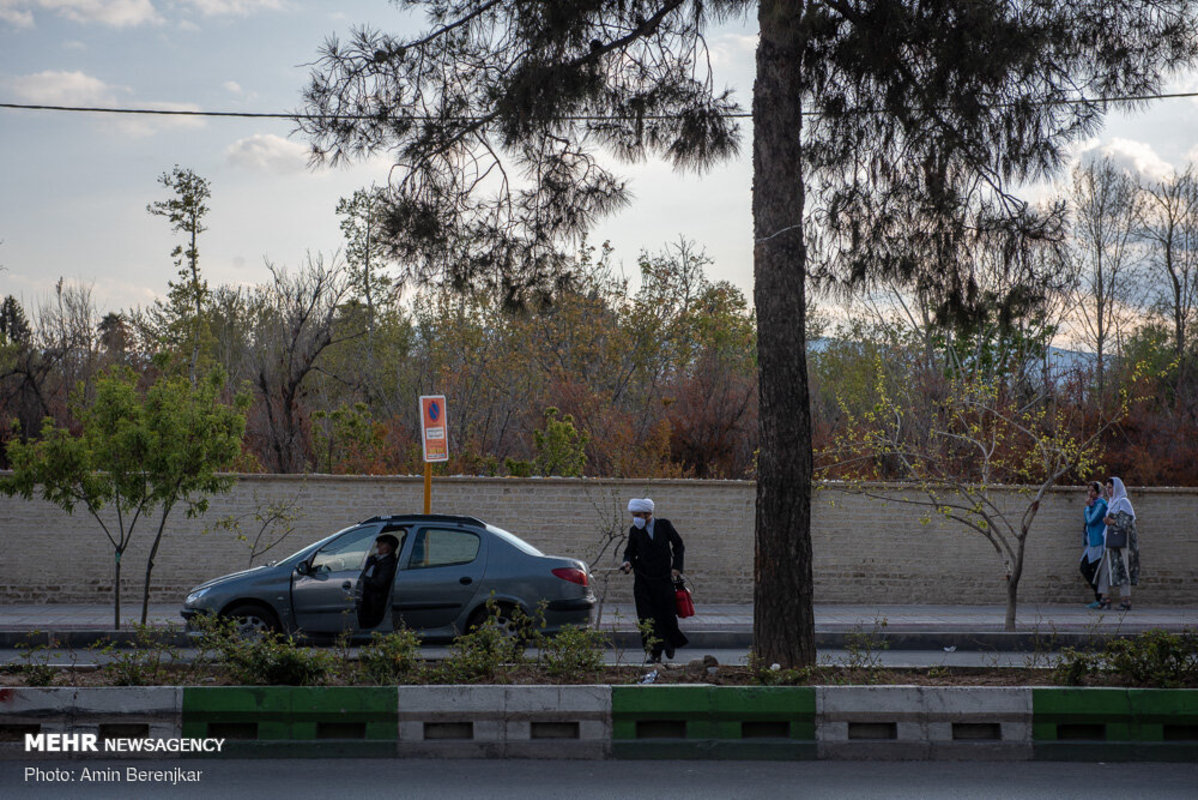 فعالیت@های جهادی طلاب و دانشجویان با ضد عفونی خودروها در شیراز