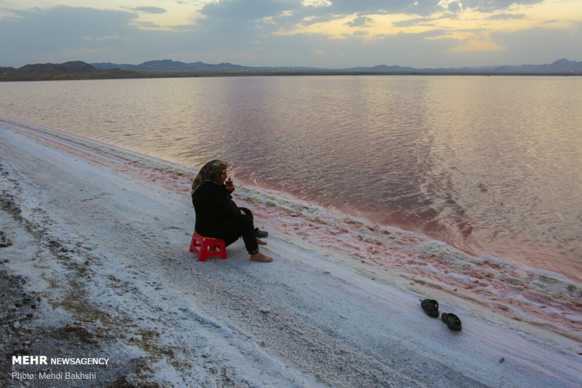 سرخ شدن دریاچه نمک قم برای اولین بار