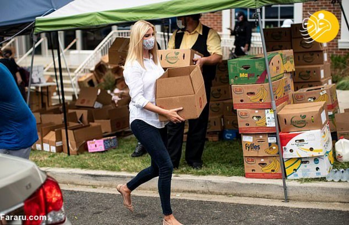 ایوانکا ترامپ در حال توزیع بسته های غذایی