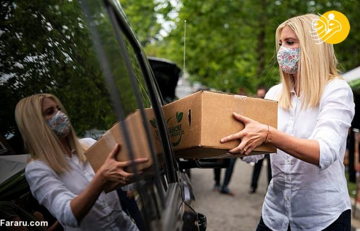 ایوانکا ترامپ در حال توزیع بسته های غذایی