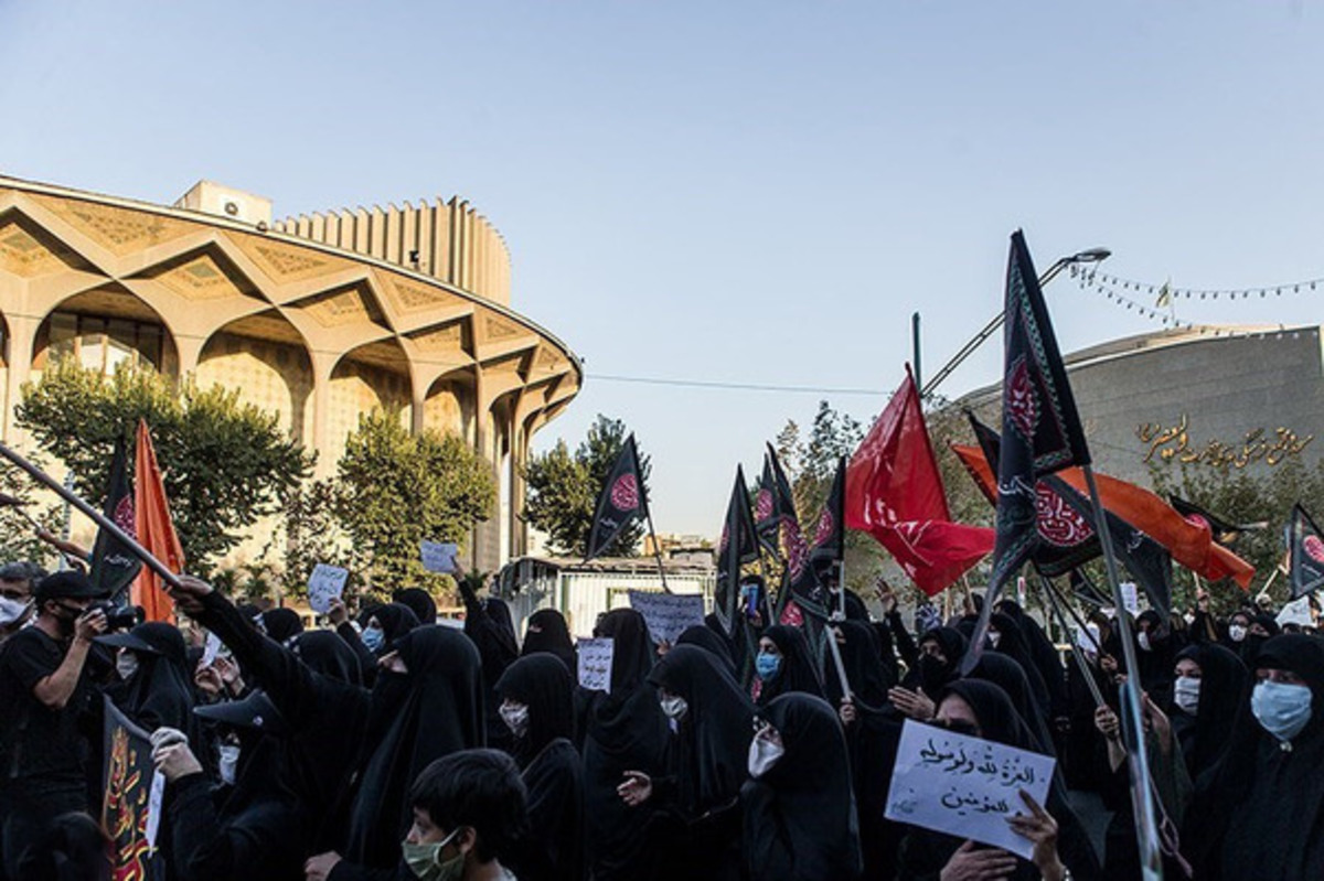 تجمع اعتراضی شهروندان تهرانی مقابل سفارت فرانسه 