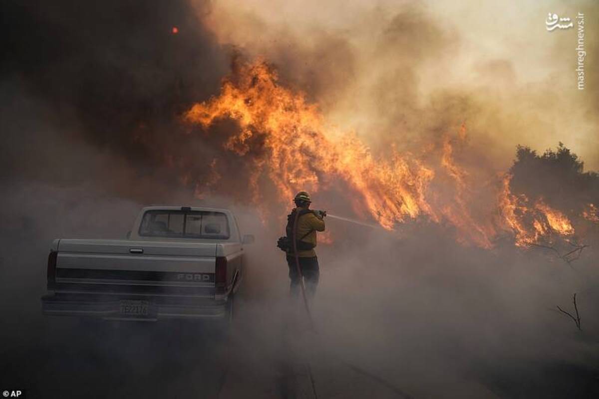 آتش در یک قدمی منازل مسکونی کالیفرنیا