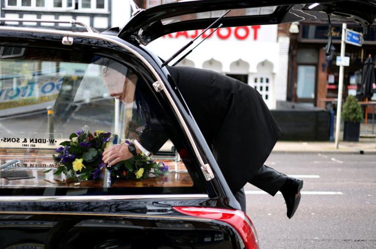 مراسم تشییع مردگان کرونایی در لندن