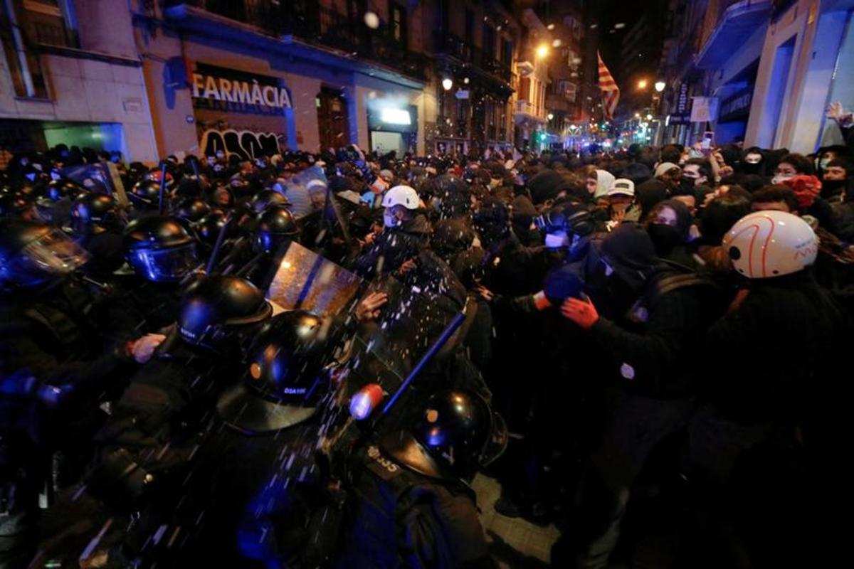 درگیری پلیس با معترضان در بارسلونا