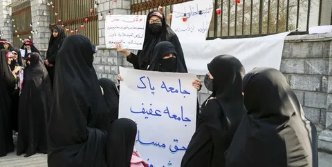 عکس/ لباس جنگی روحانیون در تجمع اعتراضی قم علیه بی‌حجابی!
