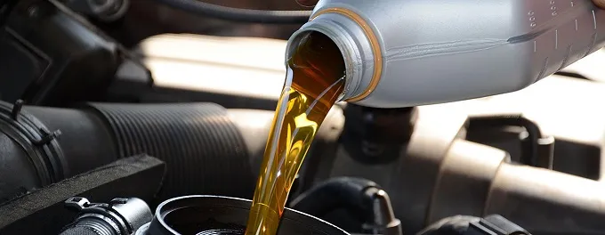 عرضه و تقاضا باید قیمت روغن موتور را در بازار تعیین کند/ افزایش نرخ مواد اولیه و عدم صدور مجوز افزایش قیمت باعث آسیب به پالایشگاه‌های تولید روغن شده است