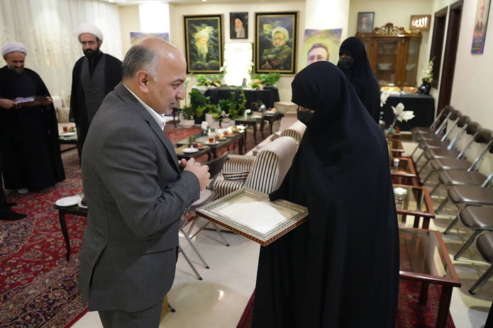 مدیرعامل بیمه دی در منزل شهید دکتر لاریجانی؛ شهید لاریجانی همواره علم و تخصص را در کنار ایمان و ولایتمداری، از شروط مسئولیت میدانست مدیرعامل بیمه دی در منزل شهید دکتر لاریجانی؛ شهید لاریجانی همواره علم و تخصص را در کنار ایمان و ولایتمداری، از شروط مسئولیت میدانست