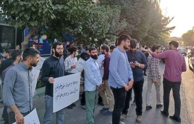 تجمع دانشجویی مقابل وزارت صمت