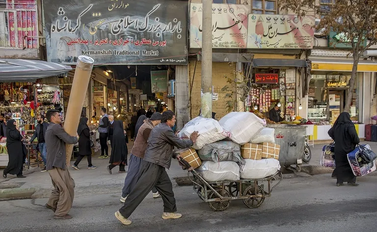 فقر هم عادلانه توزیع نمی‌شود/ چرا غول گرانی در استان‌های مرزی بی‌رحم‌تر از پایتخت است؟