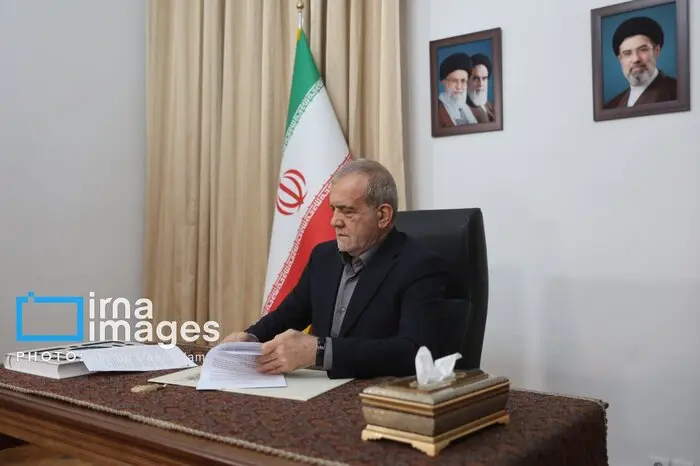 لحظه امضای توافق ایران و آمریکا توسط پزشکیان + عکس