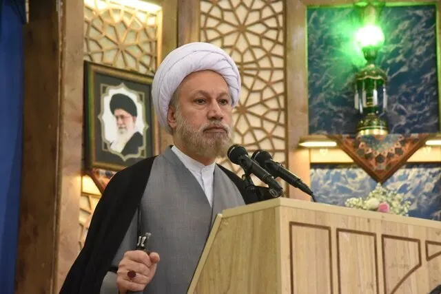 امام جمعه شیراز: عدم رعایت تقوا فرد را منافق به کشور می‌کند