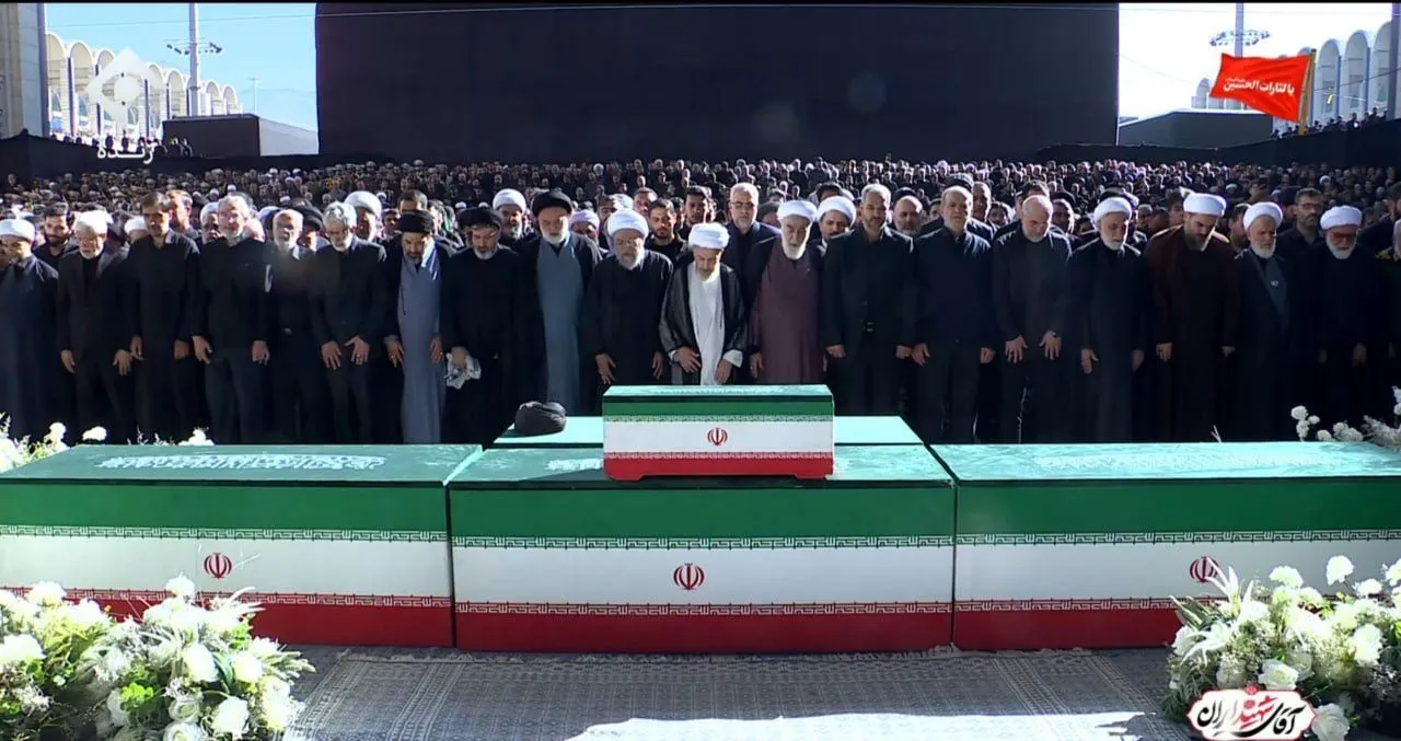 فیلم/ اقامه نماز بر پیکر رهبر شهید انقلاب به امامت آیت الله جعفر سبحانی
