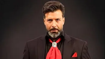 فیلم/بهمن کشیدن مجید واشقانی و مهمانش مقابل دوربین جنجالی شد