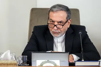 تصاویری از عراقچی در راهپیمایی اربعین مردم نجف