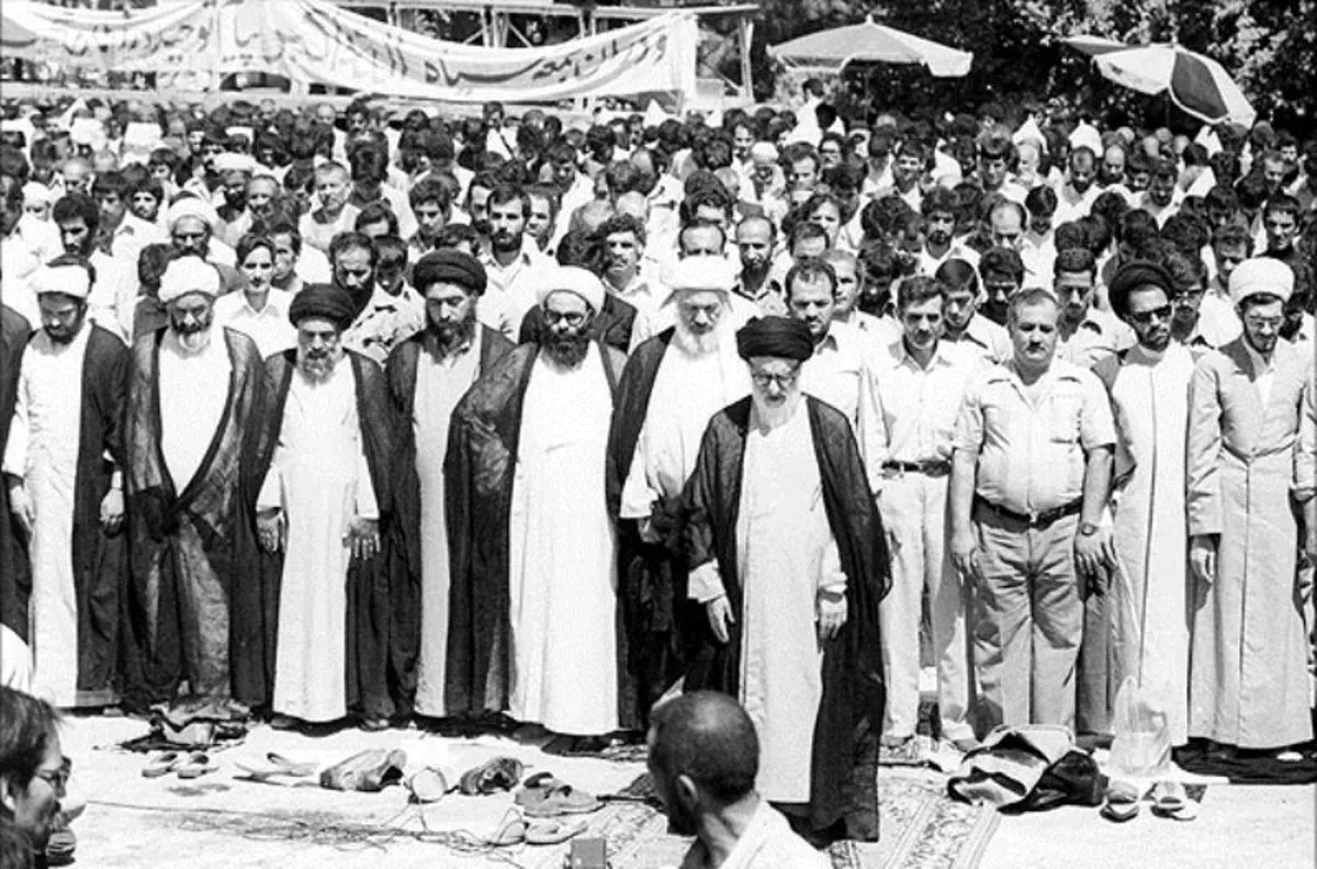فیلم/اولین نماز جمعه تهران به امامت آیت الله طالقانی