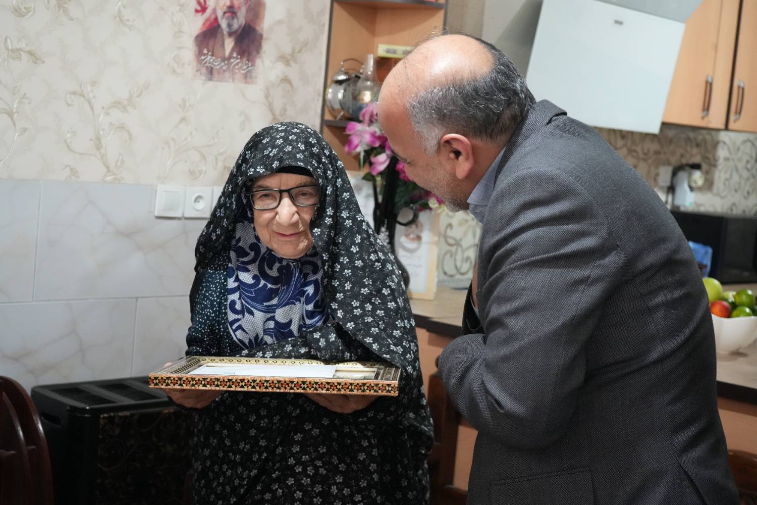 از سرکشی مدیر عامل بیمه دی به خانواده معظم شهدا تا بوسه بر چادر مادر شهید
