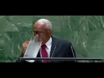 لحظه‌ای که وایرال شد؛ رئیس‌جمهور هائیتی مستقیم از پارچ آب خورد!