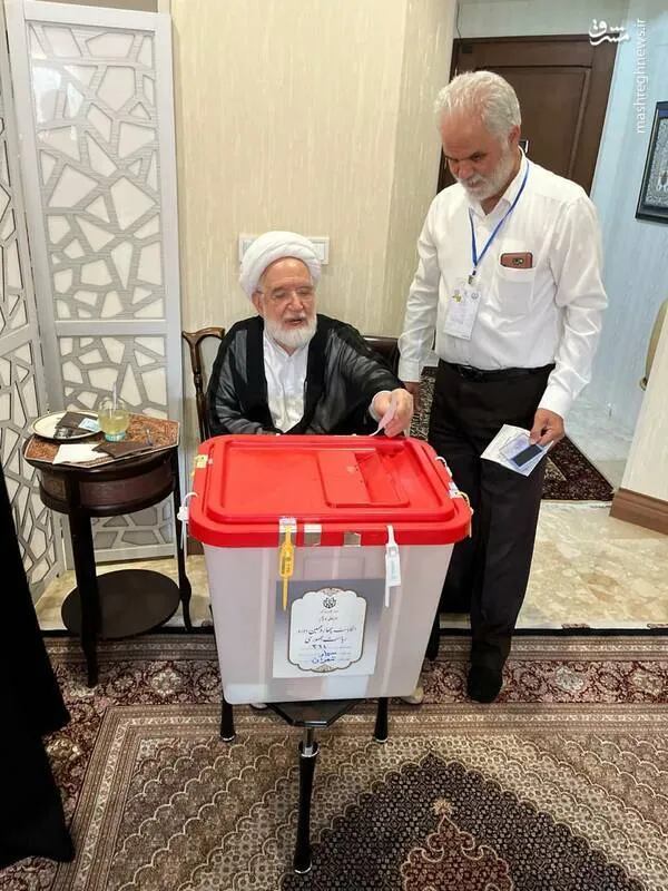 عکس/ مهدی کروبی رأی خود را به صندوق انداخت