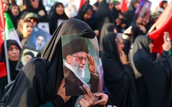 فیلم/ لحظه ورود خودرو حامل پیکر رهبر شهید به خیابان آزادی