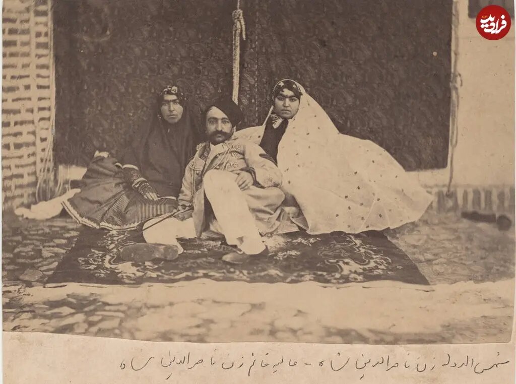 عکس زیرخاکی از ناصرالدین شاه در بین زنان حرمسرا