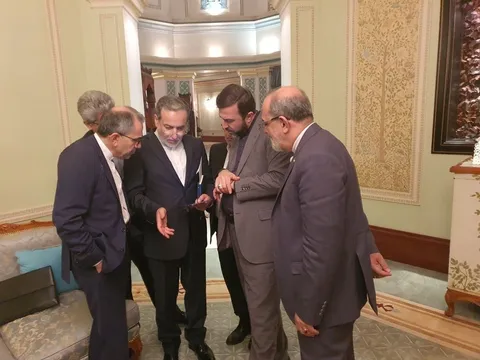 فیلم/ لحظه حرکت هیأت ایرانی به سمت محل مذاکرات