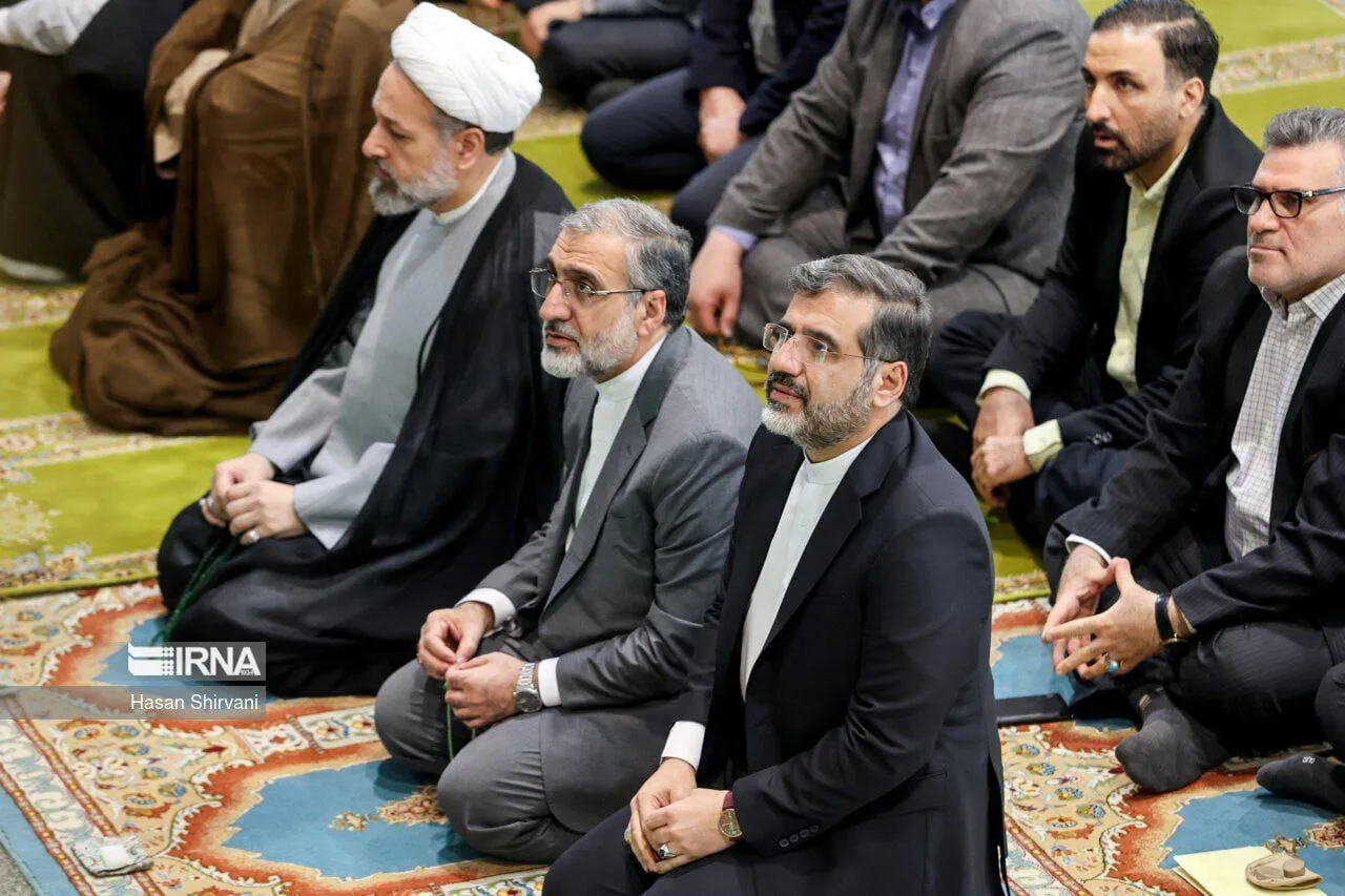 کدام مسئولان و شخصیت‌های سیاسی امروز پشت سر صدیقی نماز جمعه خواندند؟