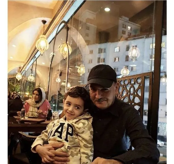 عکس خانوادگی آقای مجری در رستورانی مجلل