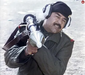 عکس/ شنا کردن صدام حسین در یک رودخانه در عراق؛ دهه ۵۰