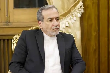 دیدار عراقچی با وزیر امور خارجه چین در بدو ورود به پکن