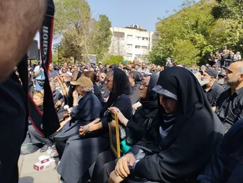 فیلم/ حضور آزیتا حاجیان و امیر آقایی در مراسم تشییع اکبر عبدی