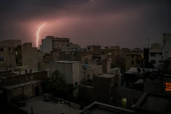 تصویری آخرالزمانی از رعد و برق دیشب تهران
