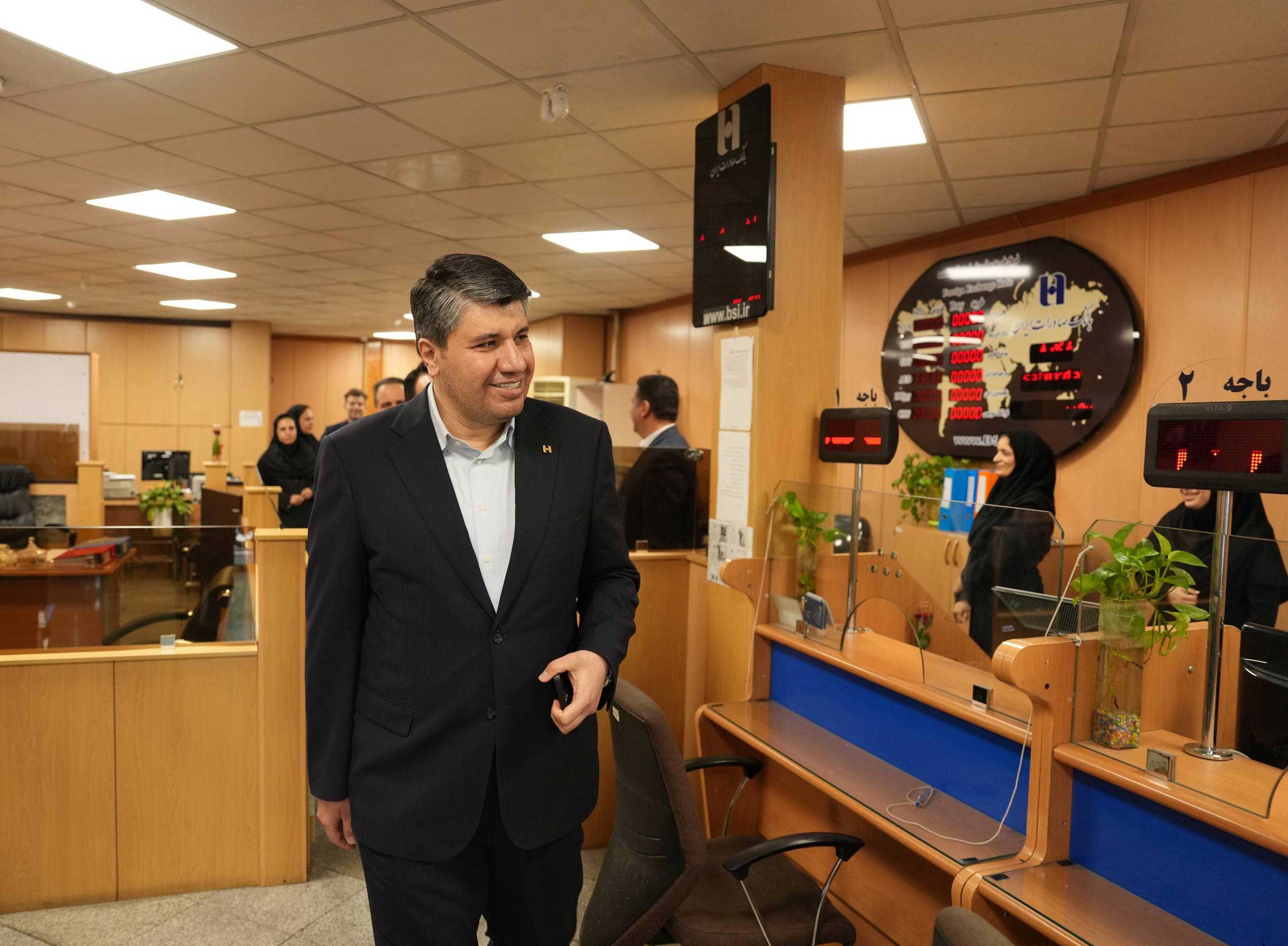 دیدار مدیرعامل بانک صادرات ایران با مشتریان/ بازدید افشین خانی از نقطه آغاز